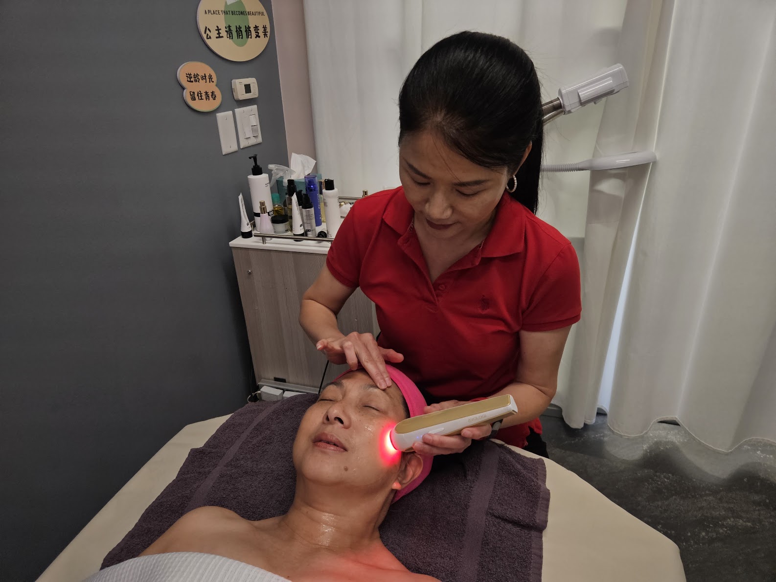 Ruiyu Lin performing LED thermal therapy at Ageless Skin Studio